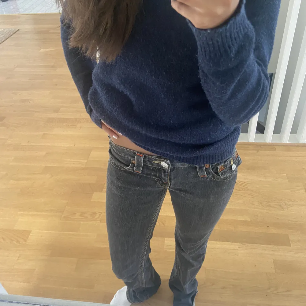 Säljer dessa jättefina true religion jeans. Jeansen är i väldigt fint skick då jag endast använt dem 2 gånger. Modellen är raka enligt vad det står på byxorna men skulle mer säga att de är bootcut.. Jeans & Byxor.