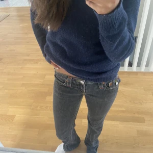 True religion jeans - Säljer dessa jättefina true religion jeans. Jeansen är i väldigt fint skick då jag endast använt dem 2 gånger. Modellen är raka enligt vad det står på byxorna men skulle mer säga att de är bootcut.