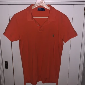 Ralph Lauren Piké - Den har några flaws med lite små hål vid högra ärmen men annars i gott skick