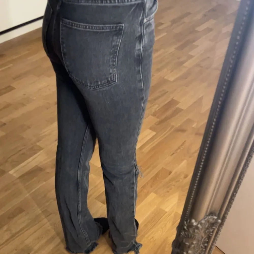 Super snygga jeans från Ginatricot som inte säljs längre, i modellen tall så dom är långa på mig som är 166❤️. Jeans & Byxor.