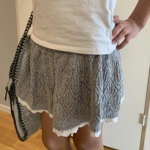 Spetskjol - Utsvängd stickad kjol med spets! Så fin och skön🥰 skicka gärna ett prisförslag eller köp via ”köp nu”