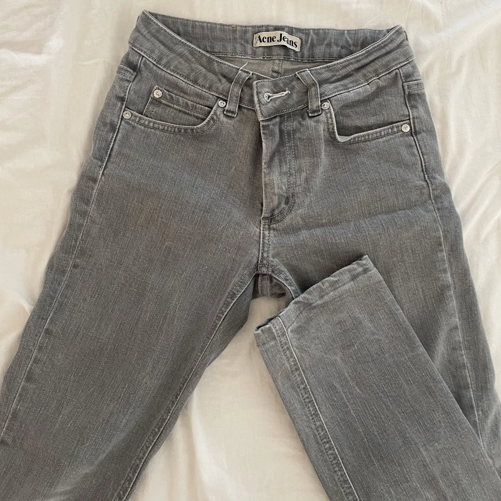 Ett par supersnygga raka jeans från acne! Storlek W25/L31. Skicket är som nytt förutom tre pyttesmå färgfläckar på ena låret. Priset kan självklart diskuteras. 🫶🏻. Jeans & Byxor.
