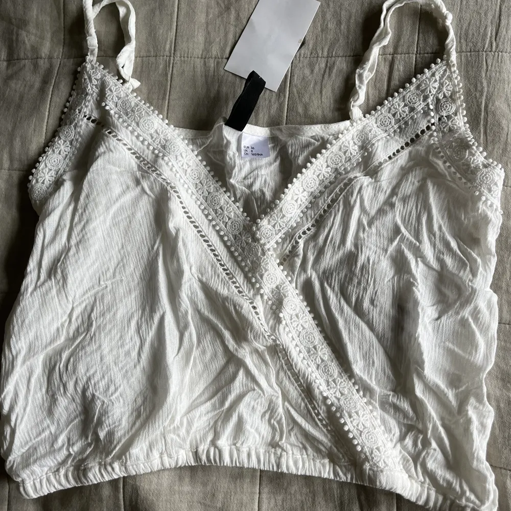 Ett super gulligt och somrigt linne i vitt från H&M🤍 Linnet är i stl 36/XS. Aldrig använt!. Toppar.