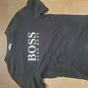 HUGO BOSS TRÖJA - Hugo boss tröja den är för liten för mig storlek xs