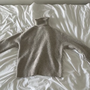 Stickad tröja - Säljer denna fina oversize stickade tröjan ifrån H&m. Storlek S men passar även Xs. Priset kan diskuteras 