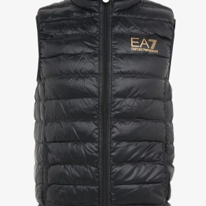 Ea7 väst  - Den är i bra skick inga hål eller andra skador 