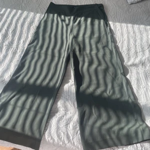 Mörkgröna kostymbyxor  - Vida kostymbyxor, lite små i storleken, dragkedja vid sidan. Modell ”Lykke”. Knappt använda, riktigt bra skick 👌