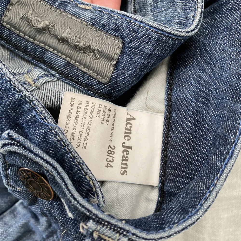 Snygga jeans från acne. Fint skick. Nypris ca 2000kr.  Säljer pga försmå för mig :( Obs små i storleken! Skulle snarare säga att de är 26/34. Jeans & Byxor.