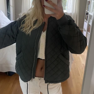 Grön jacka - Supersnygg grön jacka perfekt till hösten! Passar mig som bär storlek S!