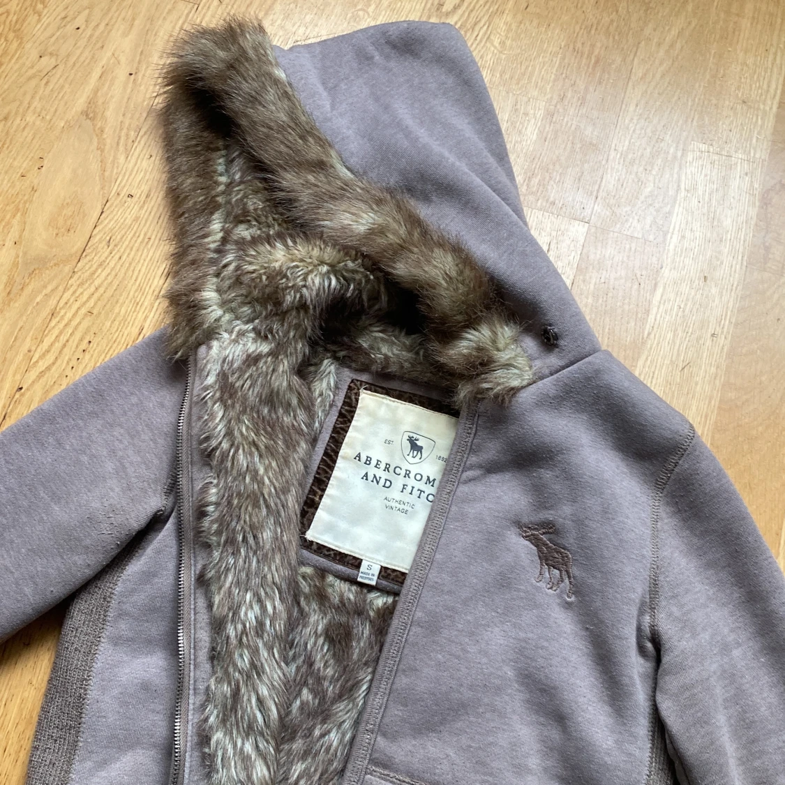 Zip-up luvtröja med pälsluva - 90