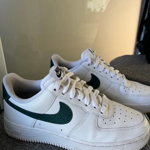 Air force 1 specialdesignade - Knappt använda Nike air force 1, mörkgröna, strl 39