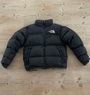 North face jacka  - Säljer en north face 1996, det har funnits två hål i jackan som är fixade sen innan. Nypris på den är 3800kr är i 8/10 skick kan fixa fler bilder