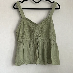 Grön topp - Från usa därav okänt märke. Använd en gång. Strl m 