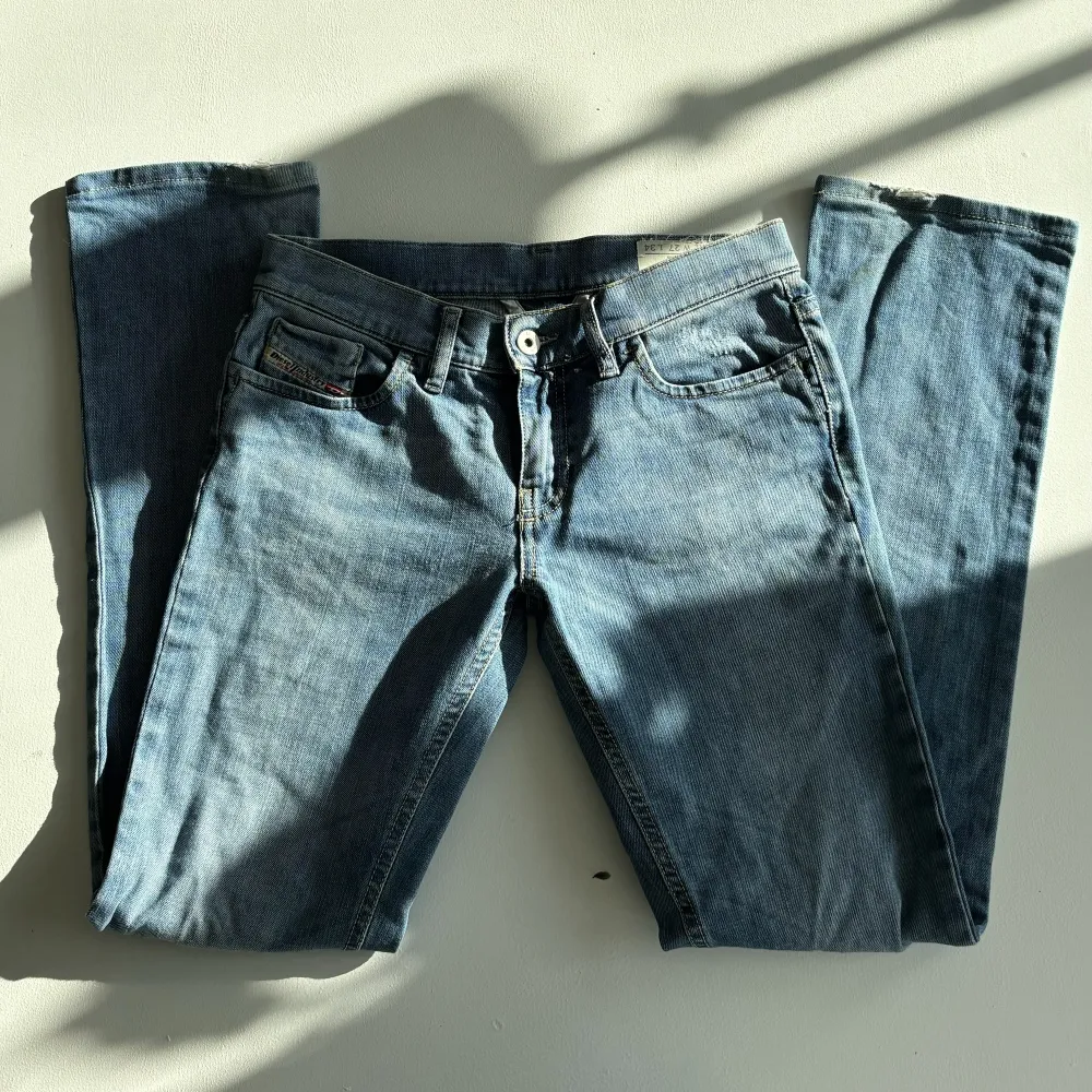 Diesel jeans vintage inte använda på länge. Lågmidjade med lite botcut. De är i super bra skick.. Jeans & Byxor.