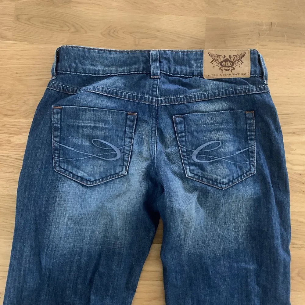 Lågmidjade jeans från edc by esprit. Har aldrig använt de och är i fint skick. Vid frågor är det bara att skiva till mig🫶💕. Jeans & Byxor.
