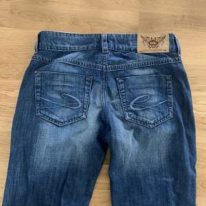 Lågmidjade jeans från edc by esprit. Har aldrig använt de och är i fint skick. Vid frågor är det bara att skiva till mig🫶💕