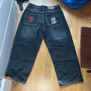 Snygga baggy jeans - ⚠️DE ÄR INTE SÅLDA⚠️ Snygga baggy jeans från reflektion jeans. Nästan oandvända och i ny skick. Har en fågel på framsidan. Om ni har frågor skriv privat💕💕