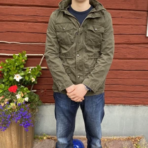 Field jacka från Ralph lauren - Field/militär jacka från Ralph lauren. Skicket är 10/10 . Den lär passa alla killar som är 178-185cm och som väger 74-85kg. Det står att storleken ärXL vilket är falskt.  Jag har M/L i vanliga fall. Diskuterbart pris.