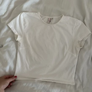 Nelly t-shirt  - Vit t-shirt från Nelly.com Har för många så vill bli av med den. Kroppad 