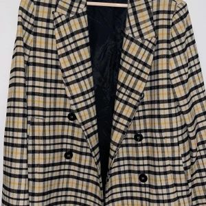 Kappa från Zara - Säljer en kappa från ZARA som inte längre kommer till användning.   Kan skickas då står köparen för frakten.   Storlek M