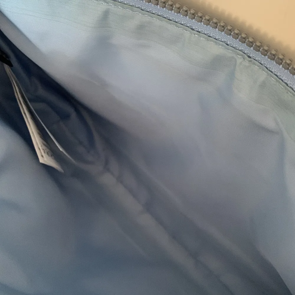 En blå handväska med orm mönster, kedjan går att ta av eller stoppa in! Jättebra skick. Väskor.