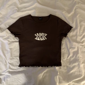 Croppad T-shirt  - Säljer denna fina tröja från Gina tricot ! 