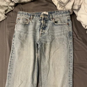 Jeans - säljer mina Zara jeans, dom har inga skador och är i storlek 38❤️jättefina i färgen