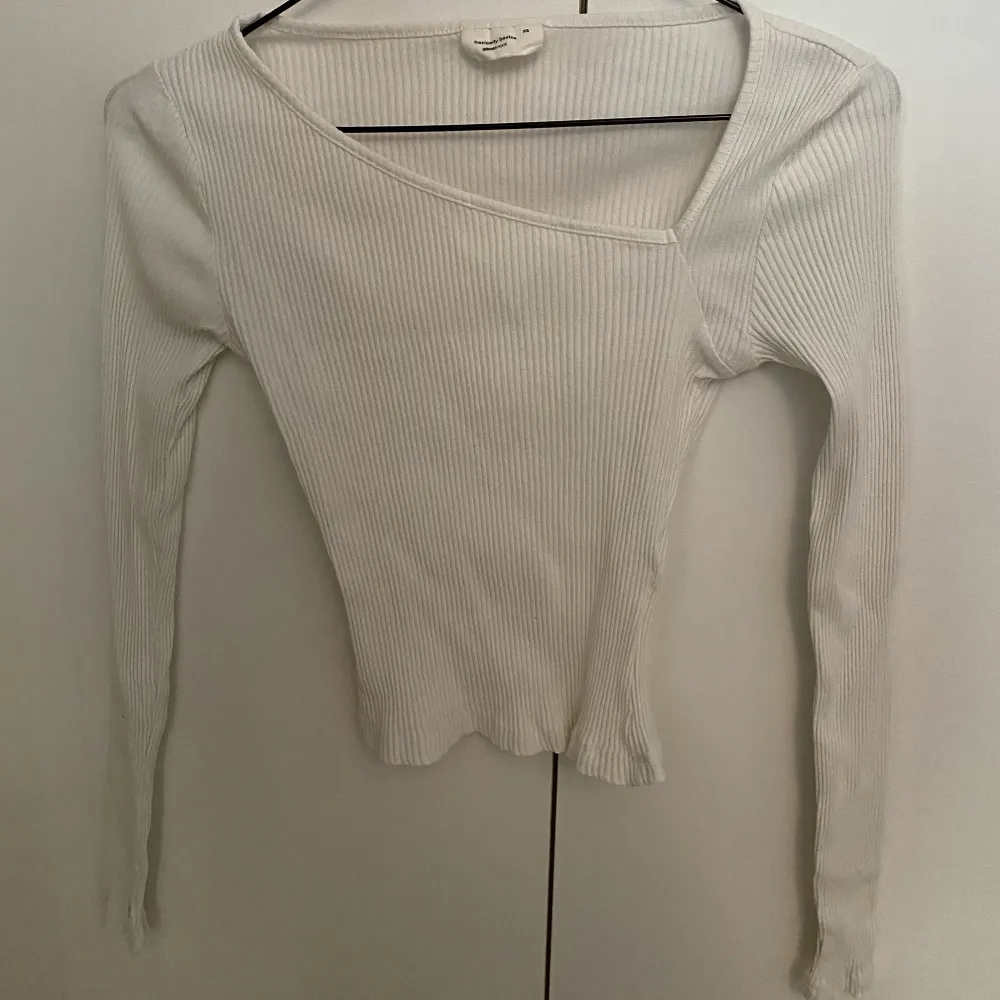 Säljer nu denna vita tröja från Gina tricot med snedskuren krage, otrolig fin som ett basic plagg men går lätt att stylea upp🤍. Tröjor & Koftor.