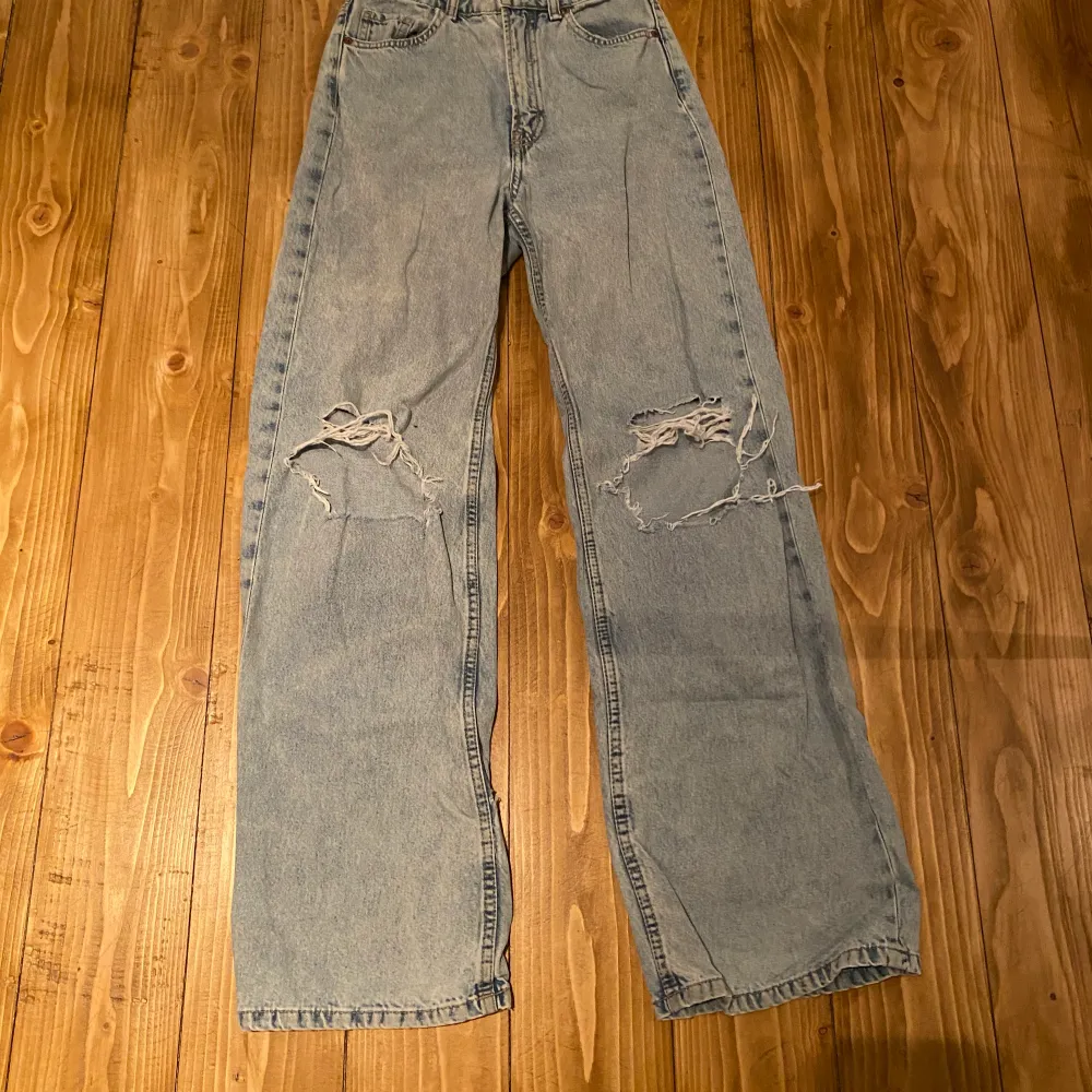 Säker ett par blå baggy jeans från hm eftersom de har blivit försmå. Jeans & Byxor.