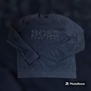 En Mörkblå Hugo Boss tröja i storlek (M) funkar perfekt för vintern och hösten orginal pris: 1200