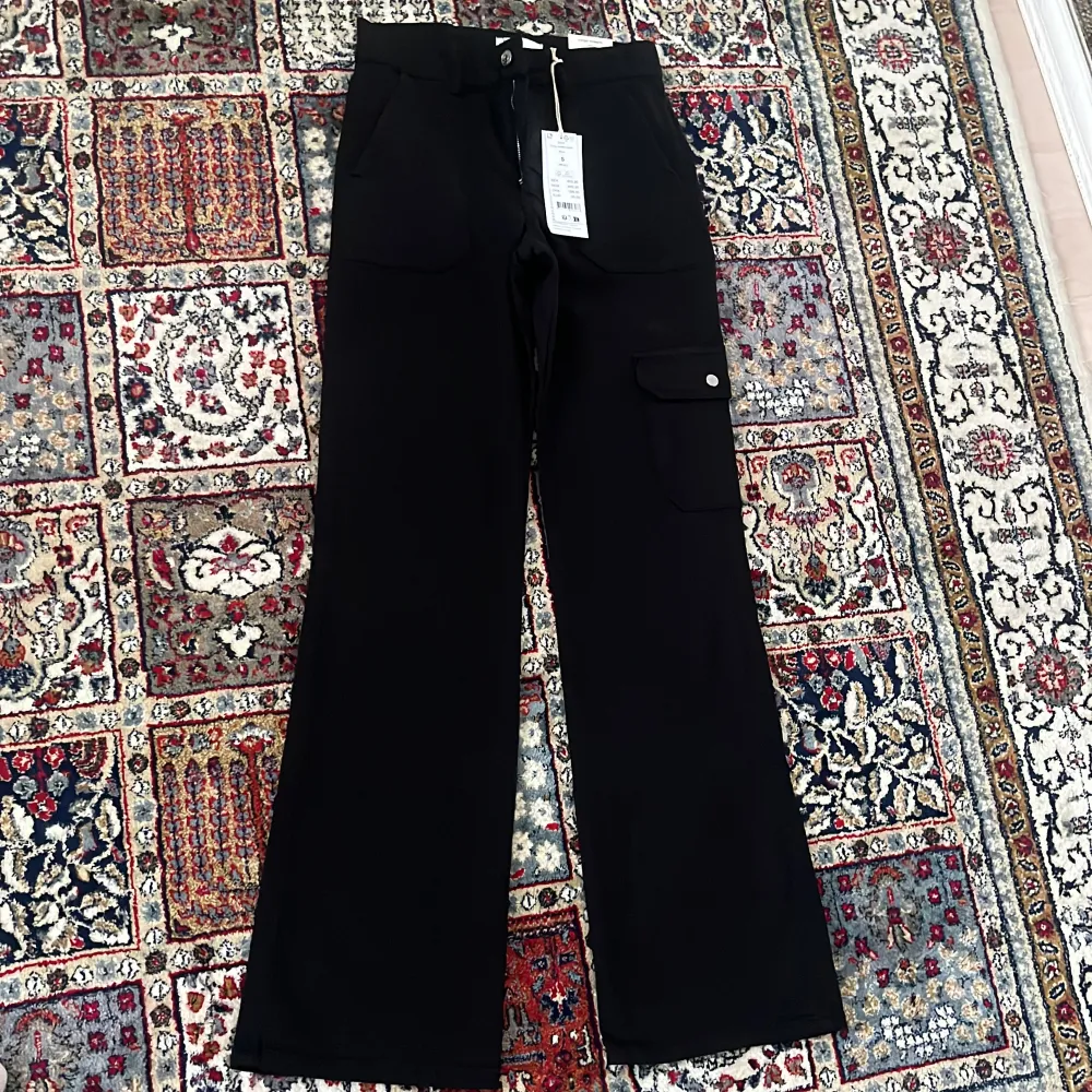 Cargo straight jeans black. Helt oanvänd, etikett fortfarande kvar.. Jeans & Byxor.