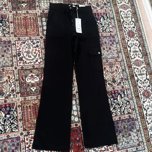 Cargo Byxor - Cargo straight jeans black. Helt oanvänd, etikett fortfarande kvar.