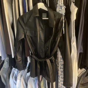 Skinnjacka  - Jacka i skinnimitation med bälte💕säljer då den inte kommer till användning längre💕Stl 34 men passar även mig som brukar ha 36😍