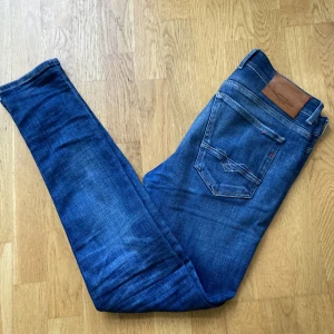 Replay jeans - Säljer nu mina sjysta Replay Jeans. Skicket är 8/10 använda 3 gånger men har växt ur dom nu. Storlek 29M 32L