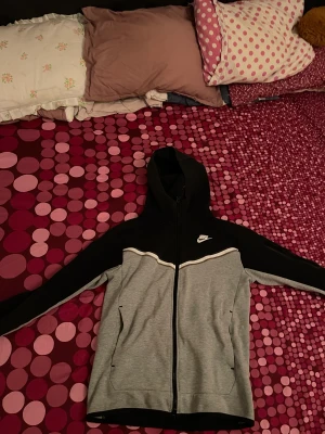 Nike tech fleece  - Hej! Säljer en Nike tech fleece då jag inte använder den längre, väldigt bra skick o inga fel på den!