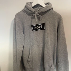 Hov1 hoodie - Säljer min älskade hov1 hoodie nu då jag inte längre är ett fan och där av kommer den inte till användning. Felfri, fläckfri och i bra skick! Kom med ditt prisförslag  Glöm inte att kolla in mina andra annonser för trendiga kläder!
