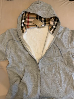 Burberry - Hej säljer denna Burberry hoodie i storlek S fler bilder kan sickas i fall du är intresserad 