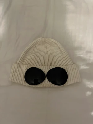 Cp company mössa - Säljer en skit snygg vit cp company mössa i väldigt bra skick. Hör av er vid intresse!