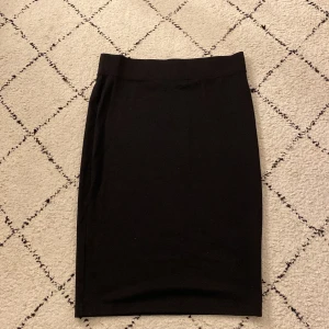 Supersnygg basic kjol❤️ - Säljer denna jättefina midi-kjolen❤️nyskick (aldrig använd), köpt på Lindex. Storlek M❤️säljer för 55 kr + frakt❤️🌟 