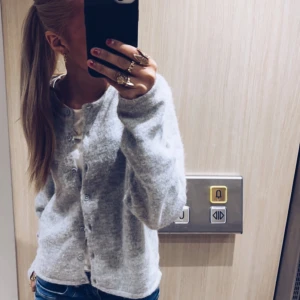 grå stickad kofta  - säljer en supersnygg grå kofta som knappt är använd, i nyskick. strl M men sitter som xs/s