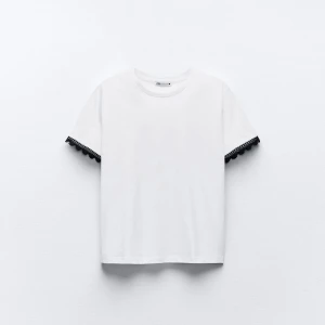 Zara t-shirt - Säljer nu mina två zara t-shirts🙌💕den med svart strass är i storlek M och den andra i S 💞250 för båda och 129 var för sig 💘