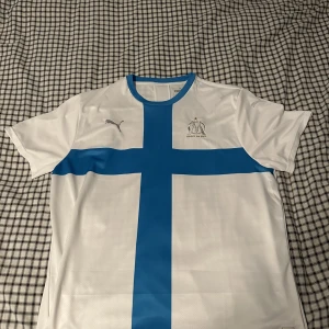 Marseille 120 års tröja - Har en helt oanvänd Marseille tröja som är 120 års jubileums tröjan. lappen är kvar till och med. 3xl.