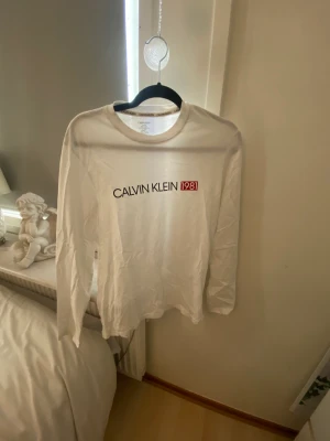 Calvin Klein Tröja - Skön Calvin Klein tröja funkar till både str s och m. 