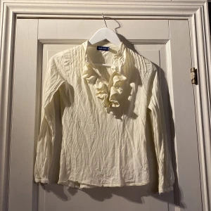 Söt tröja ifrån Ralph Lauren  - En gullig tröja ifrån Ralph Lauren i storlek 12-14 år. 158-164cm. Med en liten fläck. Koll gärna mina andra annonser :)