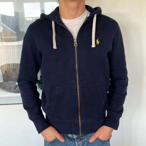 Ralph Lauren Tröja  - Tröja från Ralph Lauren - Storlek: S - Tröjan är i bra skick - pris: 399 sek - Nypris 1795 sek