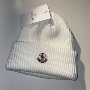 Moncler mössa - Säljer oanvänd moncler mössa som jag fått i present till ett schysst pris. Priset kan diskuteras vid snabb affär! Få båda mössorna för 649!✨🌟