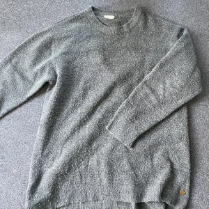 Stickad tröja  - Grå lång/oversize stickad tröja från Kappahl. Stl 170. 