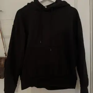Säljer denna svarta weekday hoodie! Kommer inte längre till användning.  Hoodien är i storlek Xs och passar mig som är 162 super! Hör av dig vid frågor 💕