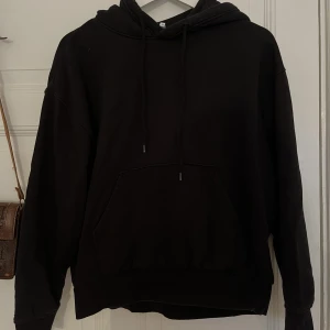 Svart hoodie  - Säljer denna svarta weekday hoodie! Kommer inte längre till användning.  Hoodien är i storlek Xs och passar mig som är 162 super! Hör av dig vid frågor 💕