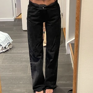 Jesns - Svarta högmidjade jeans från zara.